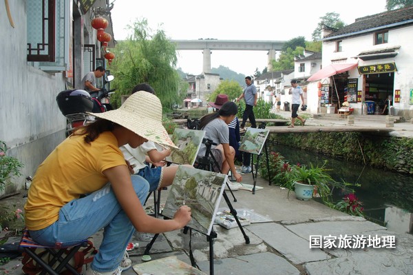 　　9月13日，座落在婺源縣秋口鎮(zhèn)李坑村“小橋、流水、人家”創(chuàng)作寫生基地的李坑章文灑店農(nóng)家樂。
