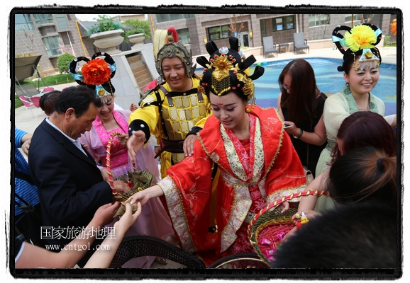 6月19日，端午節(jié)的前一天，甘肅平?jīng)鍪嗅轻紖^(qū)南山公園澳廈麗灣小區(qū)“邀請(qǐng)”唐朝被譽(yù)為四大美女之一的“楊貴妃”前來(lái)與市民見(jiàn)面，共度“端午佳節(jié)”。期間，“貴妃娘娘”由一名解說(shuō)人員做向?qū)Вc小區(qū)居民一同游玩、賞景、互敬酒水、合影留念，并現(xiàn)場(chǎng)贈(zèng)送大人小孩粽子、香包和糖果。