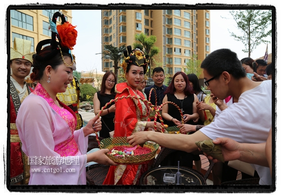 6月19日，端午節(jié)的前一天，甘肅平?jīng)鍪嗅轻紖^(qū)南山公園澳廈麗灣小區(qū)“邀請(qǐng)”唐朝被譽(yù)為四大美女之一的“楊貴妃”前來(lái)與市民見(jiàn)面，共度“端午佳節(jié)”。期間，“貴妃娘娘”由一名解說(shuō)人員做向?qū)Вc小區(qū)居民一同游玩、賞景、互敬酒水、合影留念，并現(xiàn)場(chǎng)贈(zèng)送大人小孩粽子、香包和糖果。