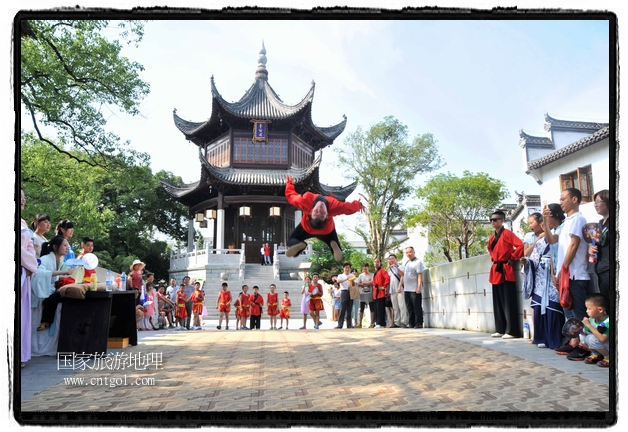 6月20日，小朋友們和中國武術(shù)愛好者們在江西省婺源縣熹園景區(qū)表演中國傳統(tǒng)的中國武術(shù)功夫，吸引許多游人前來駐足觀看。當日是中國傳統(tǒng)的端午節(jié)，江西省婺源縣的中國武術(shù)愛好者們通過表演中國武術(shù)功夫，打太極，表演了少林棍、硬氣功、自選拳等少林寺功夫，讓孩子們從小學習中國武術(shù)，傳承中國武德，感受先人過端午的氛圍。