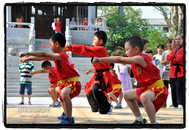 6月20日，小朋友們和中國武術(shù)愛好者們在江西省婺源縣熹園景區(qū)表演中國傳統(tǒng)的中國武術(shù)功夫，吸引許多游人前來駐足觀看。當日是中國傳統(tǒng)的端午節(jié)，江西省婺源縣的中國武術(shù)愛好者們通過表演中國武術(shù)功夫，打太極，表演了少林棍、硬氣功、自選拳等少林寺功夫，讓孩子們從小學習中國武術(shù)，傳承中國武德，感受先人過端午的氛圍。