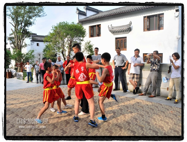 6月20日，小朋友們和中國武術(shù)愛好者們在江西省婺源縣熹園景區(qū)表演中國傳統(tǒng)的中國武術(shù)功夫，吸引許多游人前來駐足觀看。當日是中國傳統(tǒng)的端午節(jié)，江西省婺源縣的中國武術(shù)愛好者們通過表演中國武術(shù)功夫，打太極，表演了少林棍、硬氣功、自選拳等少林寺功夫，讓孩子們從小學習中國武術(shù)，傳承中國武德，感受先人過端午的氛圍。