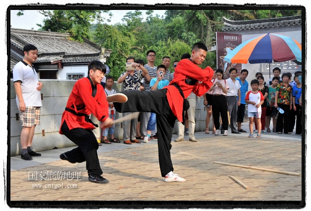 6月20日，小朋友們和中國武術(shù)愛好者們在江西省婺源縣熹園景區(qū)表演中國傳統(tǒng)的中國武術(shù)功夫，吸引許多游人前來駐足觀看。當日是中國傳統(tǒng)的端午節(jié)，江西省婺源縣的中國武術(shù)愛好者們通過表演中國武術(shù)功夫，打太極，表演了少林棍、硬氣功、自選拳等少林寺功夫，讓孩子們從小學習中國武術(shù)，傳承中國武德，感受先人過端午的氛圍。