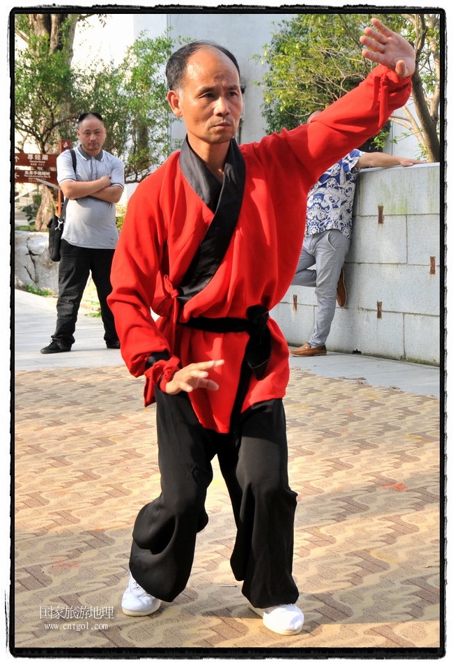 6月20日，小朋友們和中國武術(shù)愛好者們在江西省婺源縣熹園景區(qū)表演中國傳統(tǒng)的中國武術(shù)功夫，吸引許多游人前來駐足觀看。當日是中國傳統(tǒng)的端午節(jié)，江西省婺源縣的中國武術(shù)愛好者們通過表演中國武術(shù)功夫，打太極，表演了少林棍、硬氣功、自選拳等少林寺功夫，讓孩子們從小學習中國武術(shù)，傳承中國武德，感受先人過端午的氛圍。