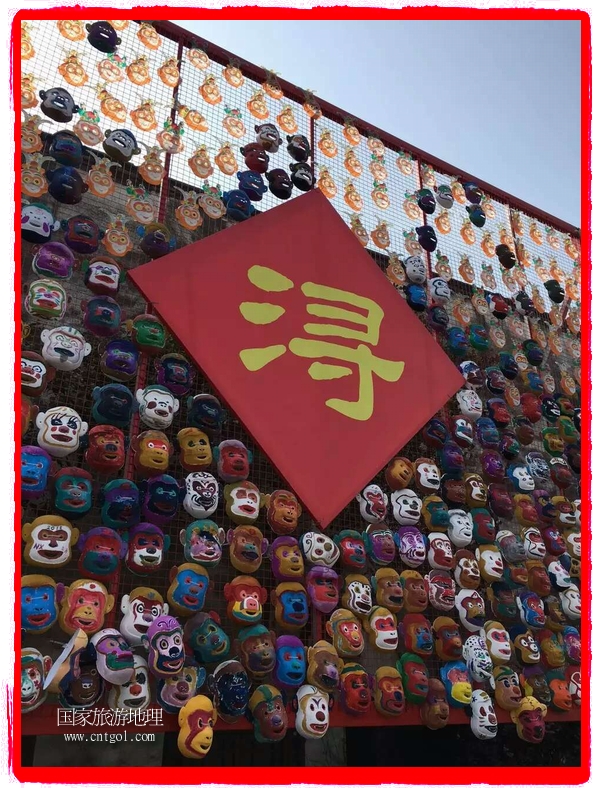 中國規(guī)模最大的猴面具彩繪在南潯古鎮(zhèn)展示。猴子真是今年最紅的動物。 