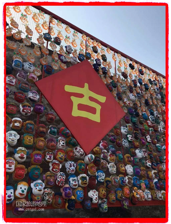 中國規(guī)模最大的猴面具彩繪在南潯古鎮(zhèn)展示。猴子真是今年最紅的動物。 