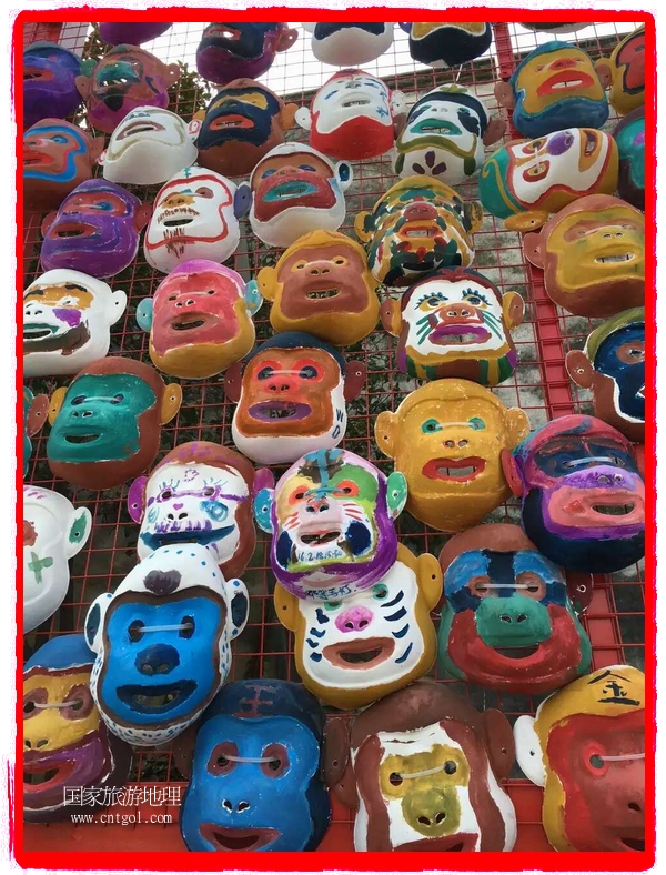 中國規(guī)模最大的猴面具彩繪在南潯古鎮(zhèn)展示。猴子真是今年最紅的動物。 